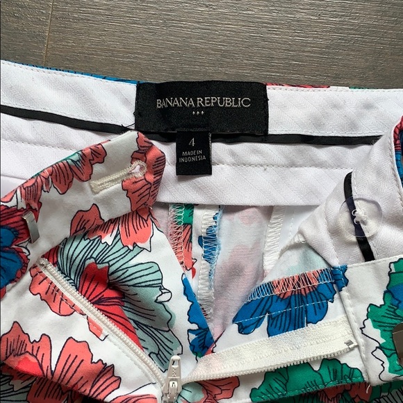 Banana Republic White & Floral Shorts - Picture 3 of 4